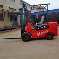 2噸電動(dòng)叉車哪里有賣的？阿勒泰電動(dòng)叉車廠家直銷，新能源叉車